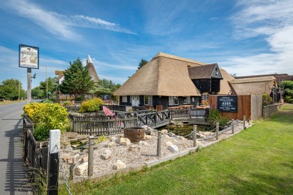 Architectural Photography - Chestfield Barn - Glen Charter Master Thatcher