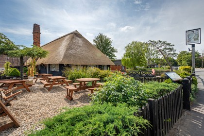 Architectural Photography - Chestfield Barn - Glen Charter Master Thatcher